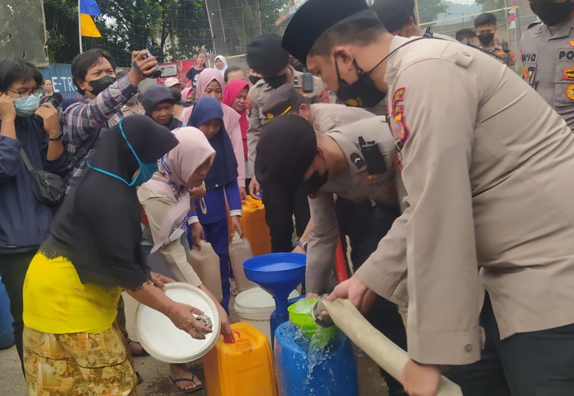 Polres Cimahi Beri Bantuan Air Bersih 
