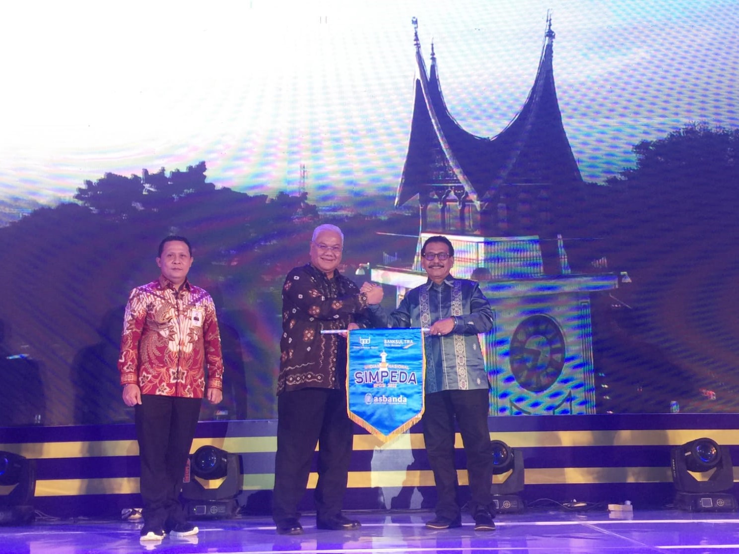 Wakil Ketum Asbanda Achmad Syamsudin (kiri), Dirut Bank Sultra Abdul Latif (kanan), dan Dirut Bank Nagari Muhammad Irsyad.  