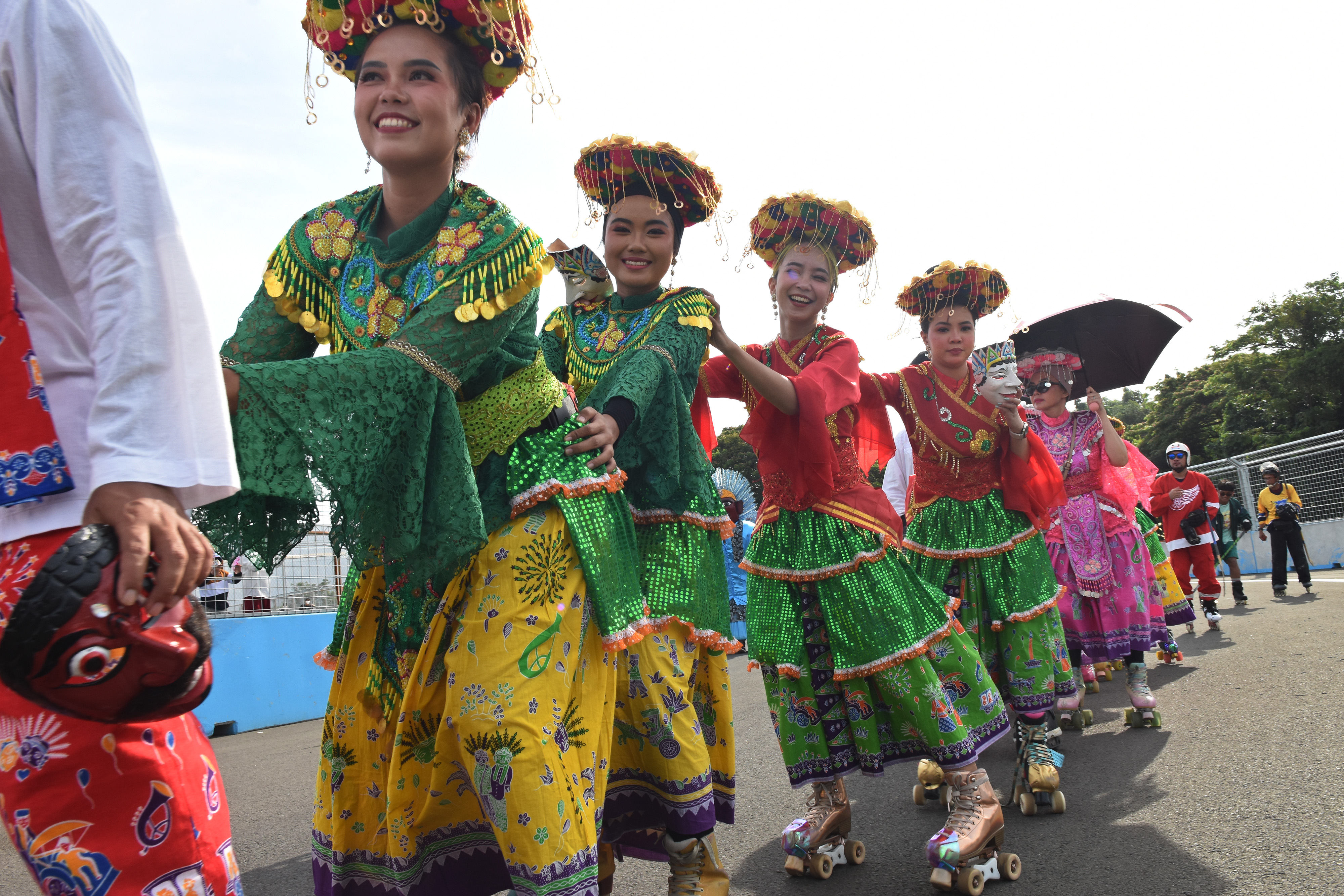 Peserta berparade dalam pagelaran Jakarnaval 2022 di kawasan Ancol, Jakarta.