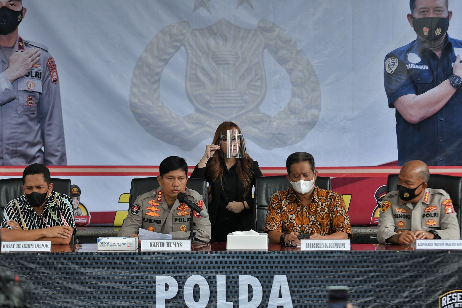 Kabid Humas Polda Metro Jaya Kombes Endra Zulpan (kedua kiri) saat memberikan keterangan di Jakarta, beberapa waktu lalu.