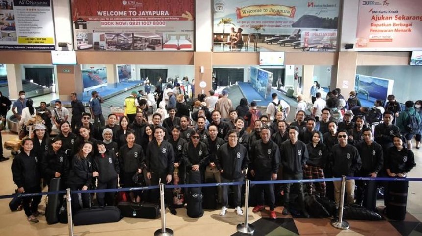 Erwin Gutawa bersama EG orchestra saat mendarat di Bandara Sentani, Jayapura, Papua.