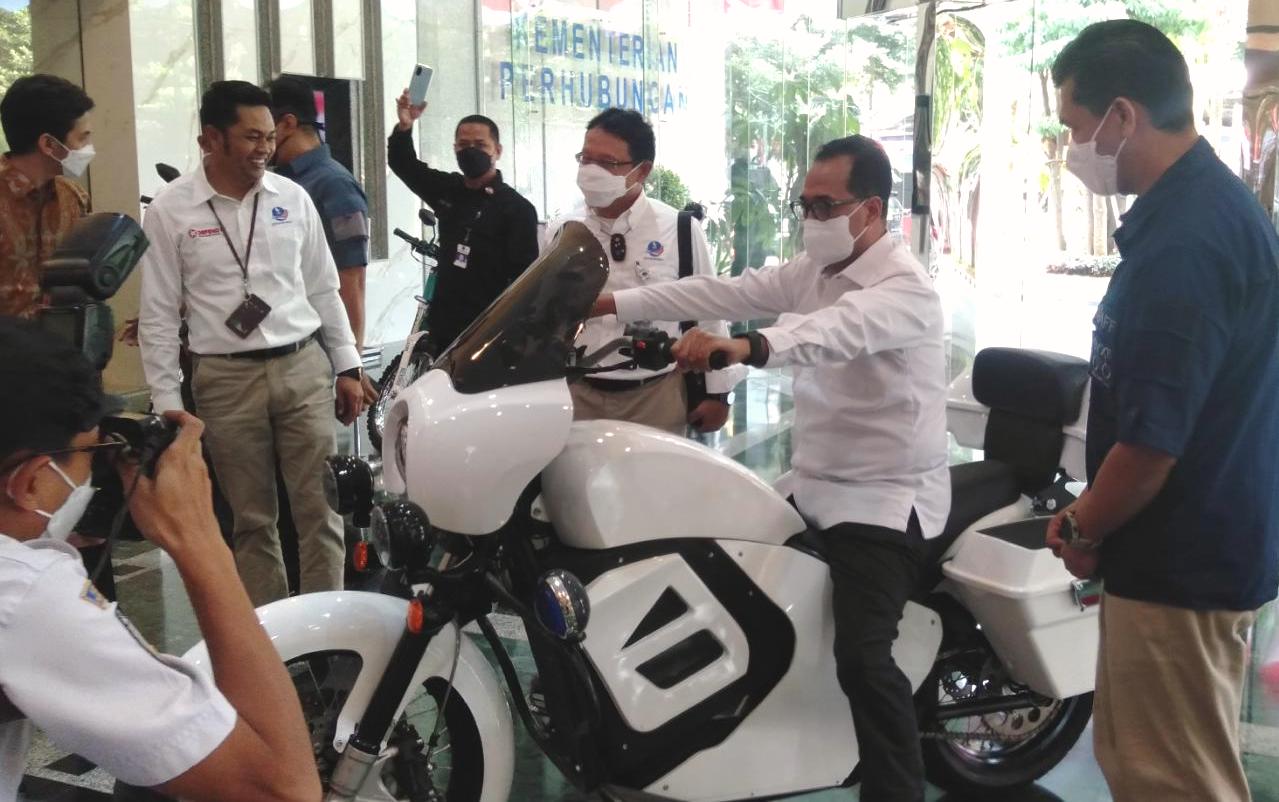 Menteri Perhubungan Budi Karya Sumadi menunggangi motor listrik besutan BMI.