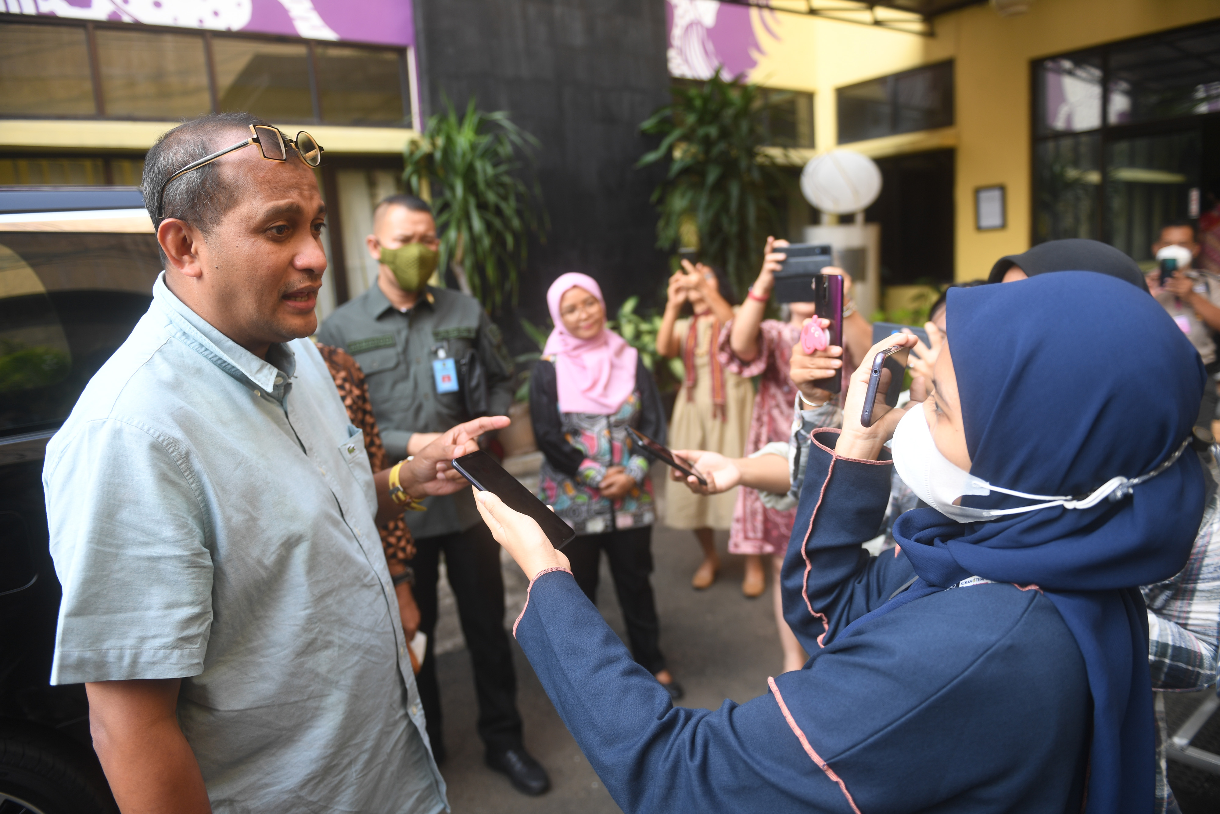 Wakil Menteri Hukum dan HAM (Wamenkumham) Edward Omar Sharif Hiariej memberikan keterangan kepada wartawan.