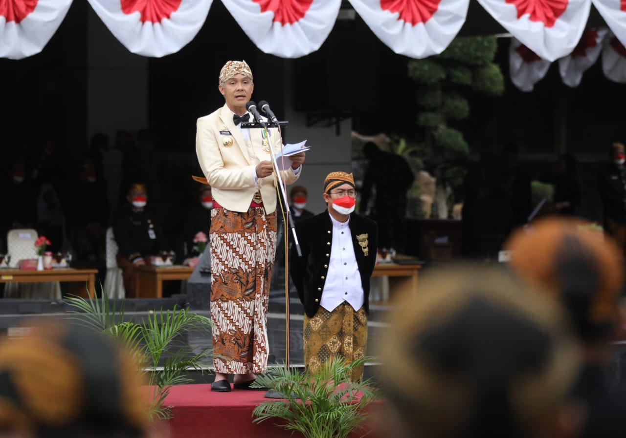 Gubernur Jateng Ganjar Pranowo memimpin upacara HUT Jateng ke-72