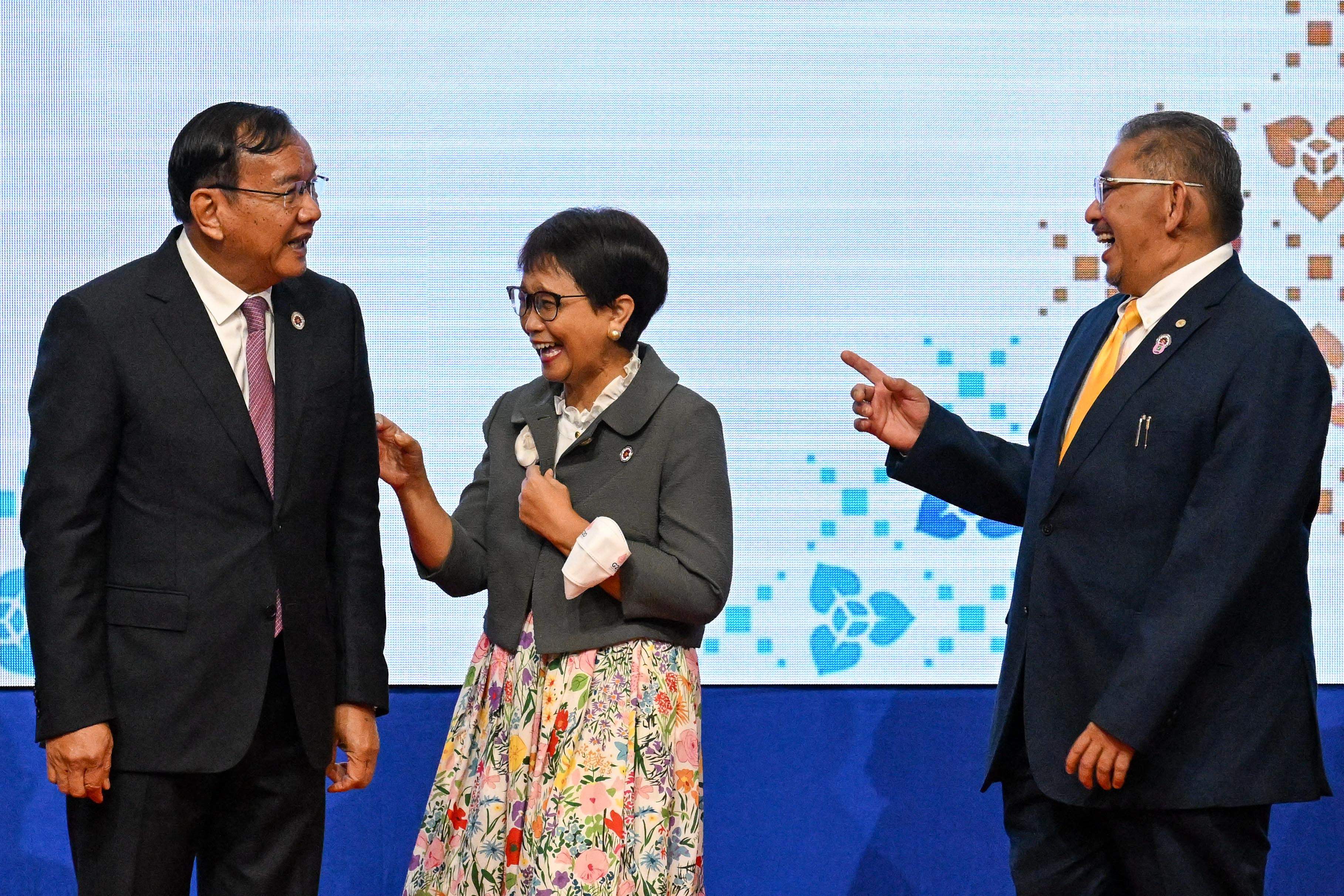 Menli RI Retno Marsudi (tengah) bercanda dengan Menlu Brunei Erywan Yusof (kanan) dan Menlu Kamboja Prak Sokhon di Forum AMM, Phnom Penh.