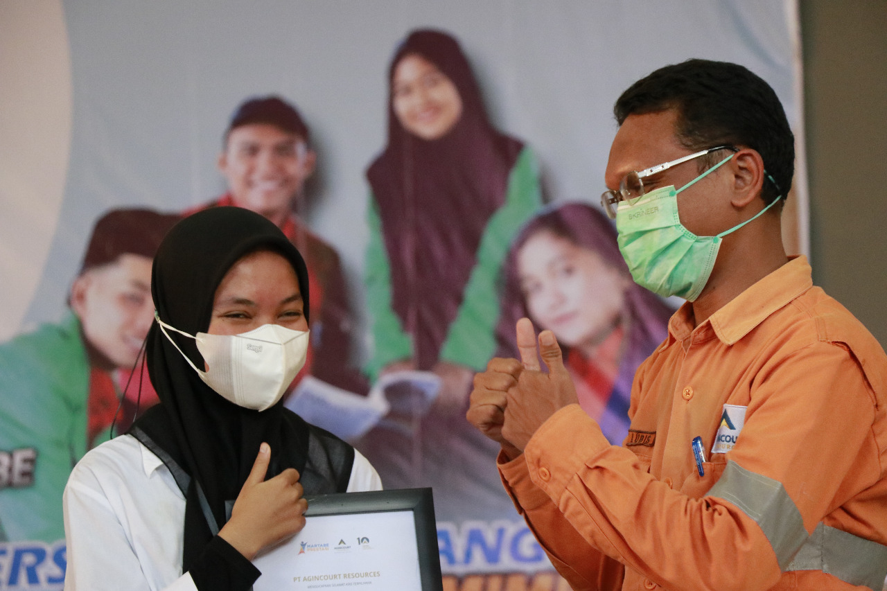 General Manager Operations PT Agincourt Resources (PTAR), Rahmat Lubis, menyerahkan beasiswa pendidikan Martabe Prestasi