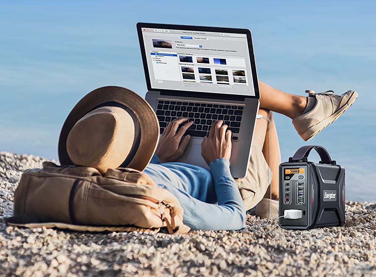 Dengan Portable Power Station, aktivitas dengan laptop di luar rumah berjalan lancar. 