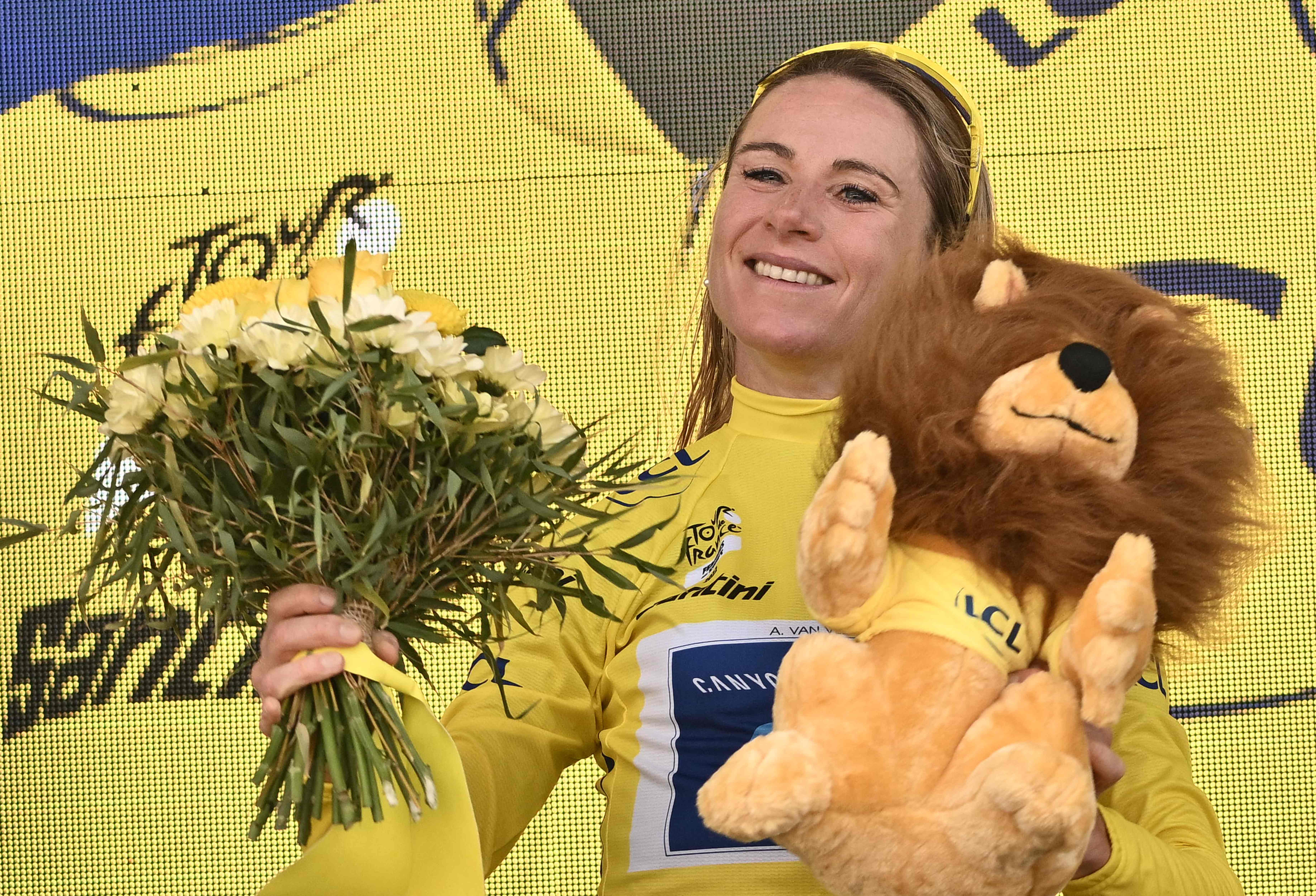 Pembalap Belanda Annemiek van Vleuten menjadi juara Tour de France putri.