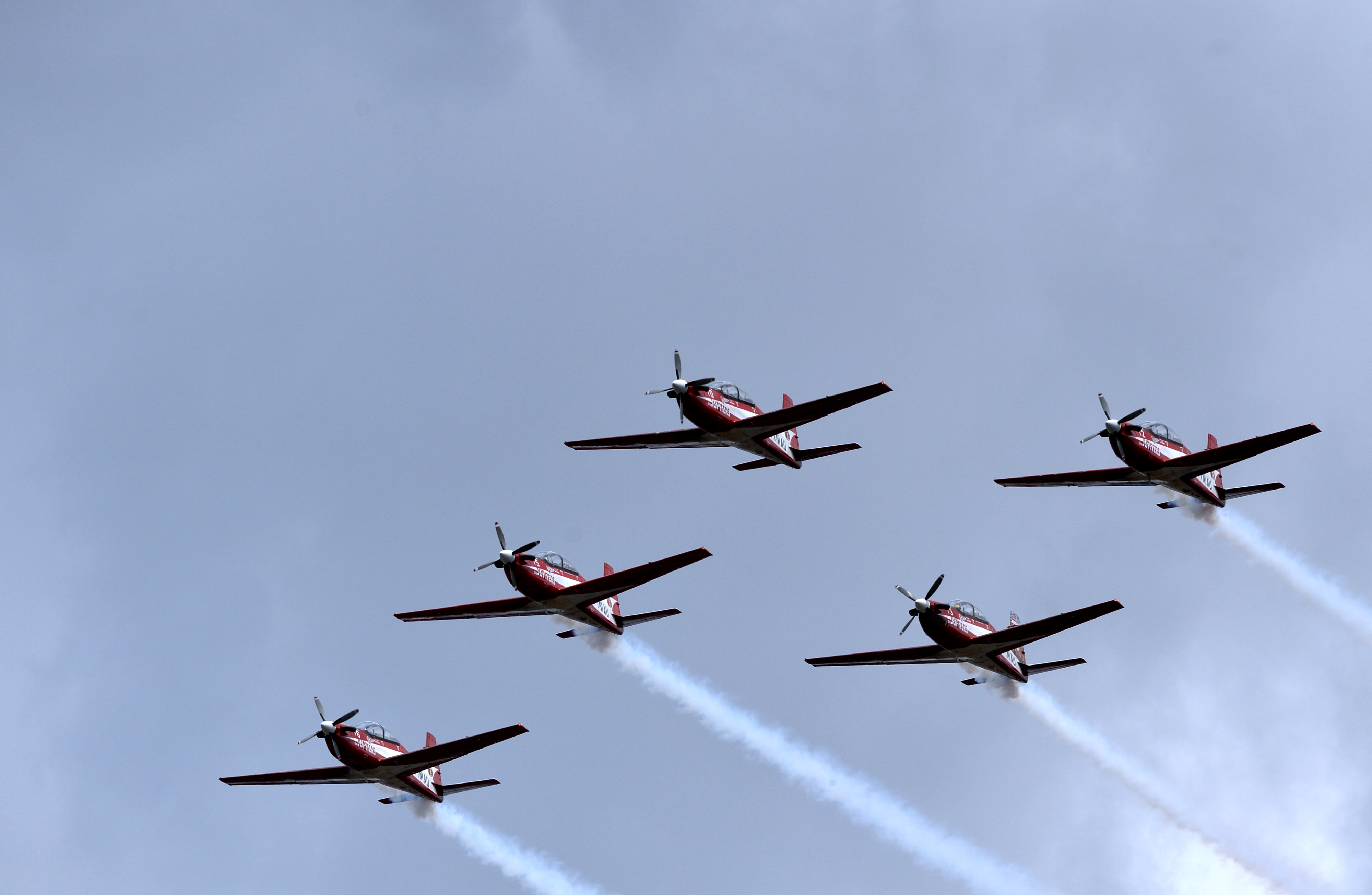 Pesawat TNI saat melakukan manuver di udara.