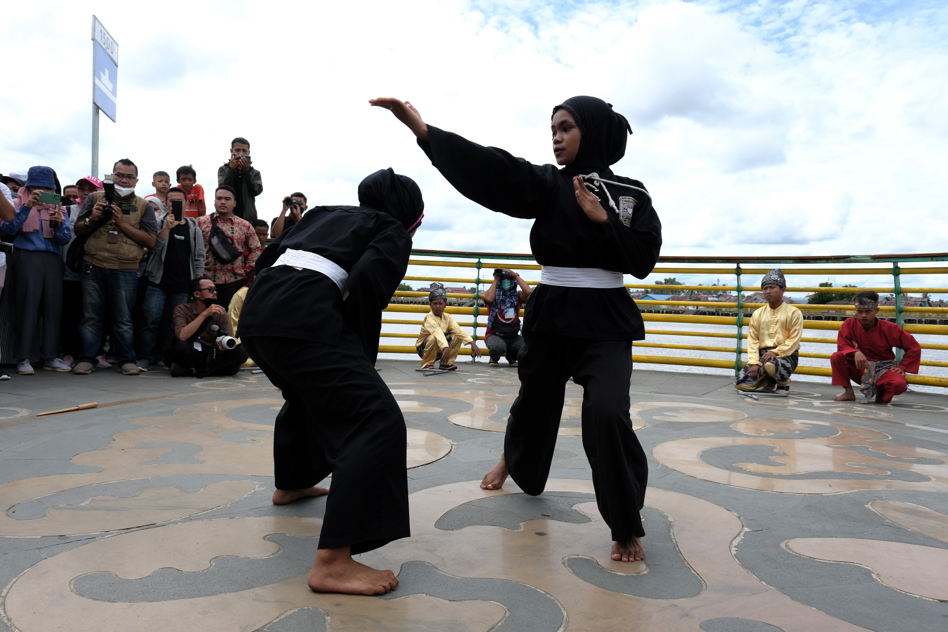 Atraksi pencak silat di Kampung Wisata Benua Melayu Laut di Waterfront City Kapuas Pontianak, Kalimantan Barat, Minggu (31/7).