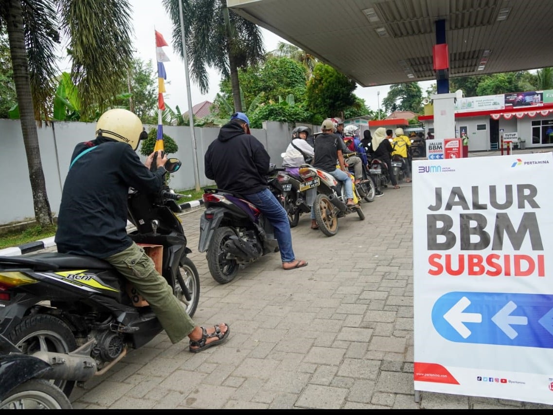 Antrean kendaraan yang mengisi BBM bersubsidi di sejumlah SPBU di Palembang.