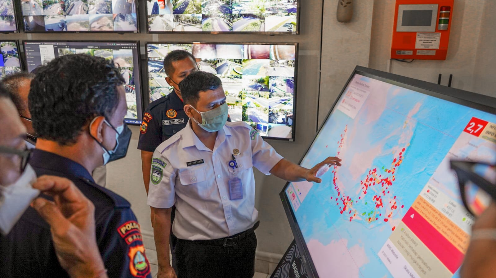 Ilustrasi: Petugas dari BMKG Wilayah III Denpasar sedang menjelaskan alat deteksi gempa dan tsunami yang dipasang di Nusa Dua Bali