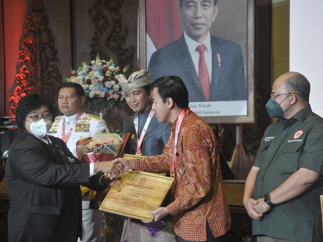 Menteri KLHK Siti Nurbaya Bakar (kiri).