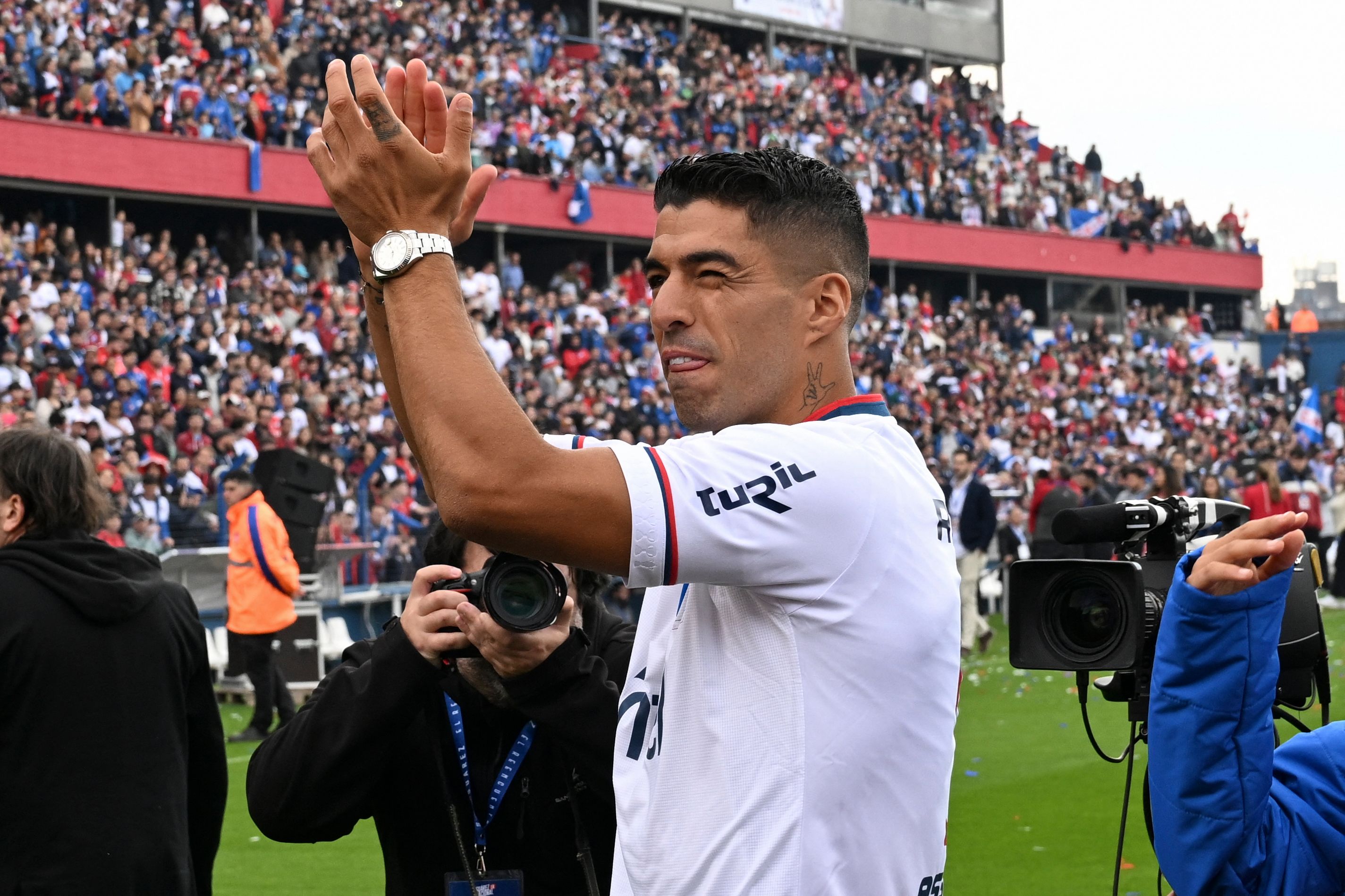 Luis Suarez menyapa ribuan pendukung saat diperkenalkan sebagai pemain Nacional di Stadion Gran Parque Central di Montevideo.