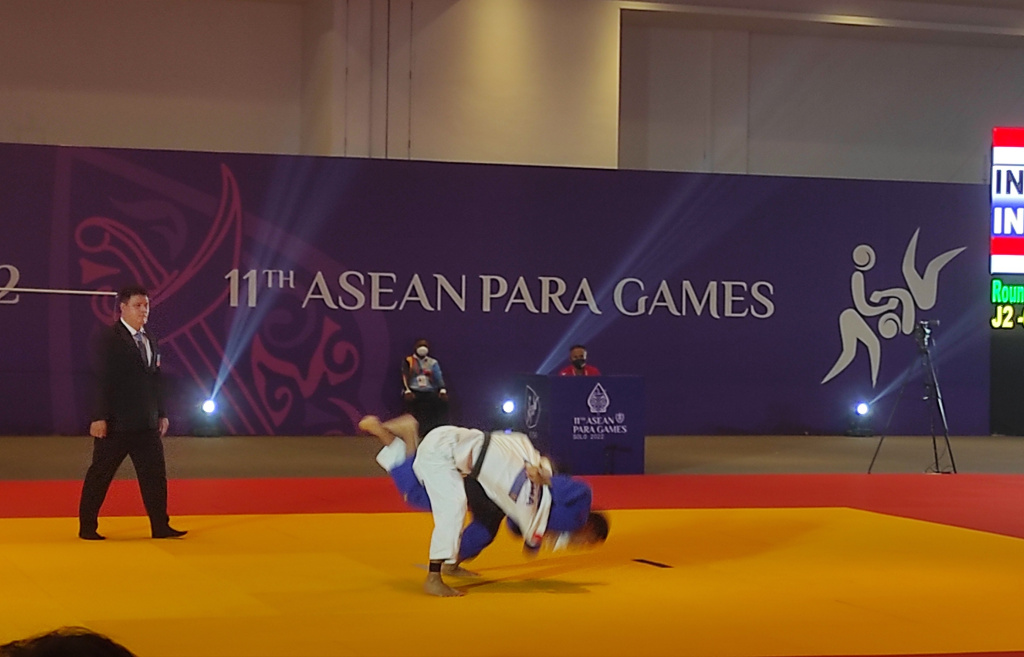Penampilan salah satu atlet blind judo Indonesia pada hari pertama APG XI 2022 di venue Terminal Tirtonadi Solo, Jawa Tengah, Selasa (2/8).