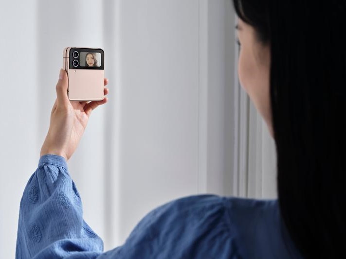 Galaxy Z Flip4 5G menawarkan berbagai pengembangan fungsionalitas yang bertujuan memudahkan kalangan muda yang ingin mengekspresikan diri.