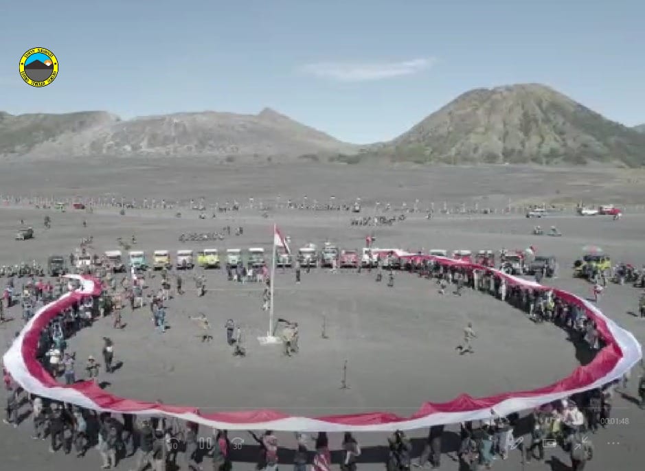 Upacara HUT Kemerdekaan RI di Gunung Bromo, Jatim, Rabu (17/8).