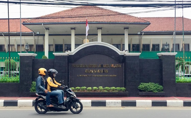 Pemotor melintas di depan Gedung Pengadilan Negeri Jakarta Selatan.