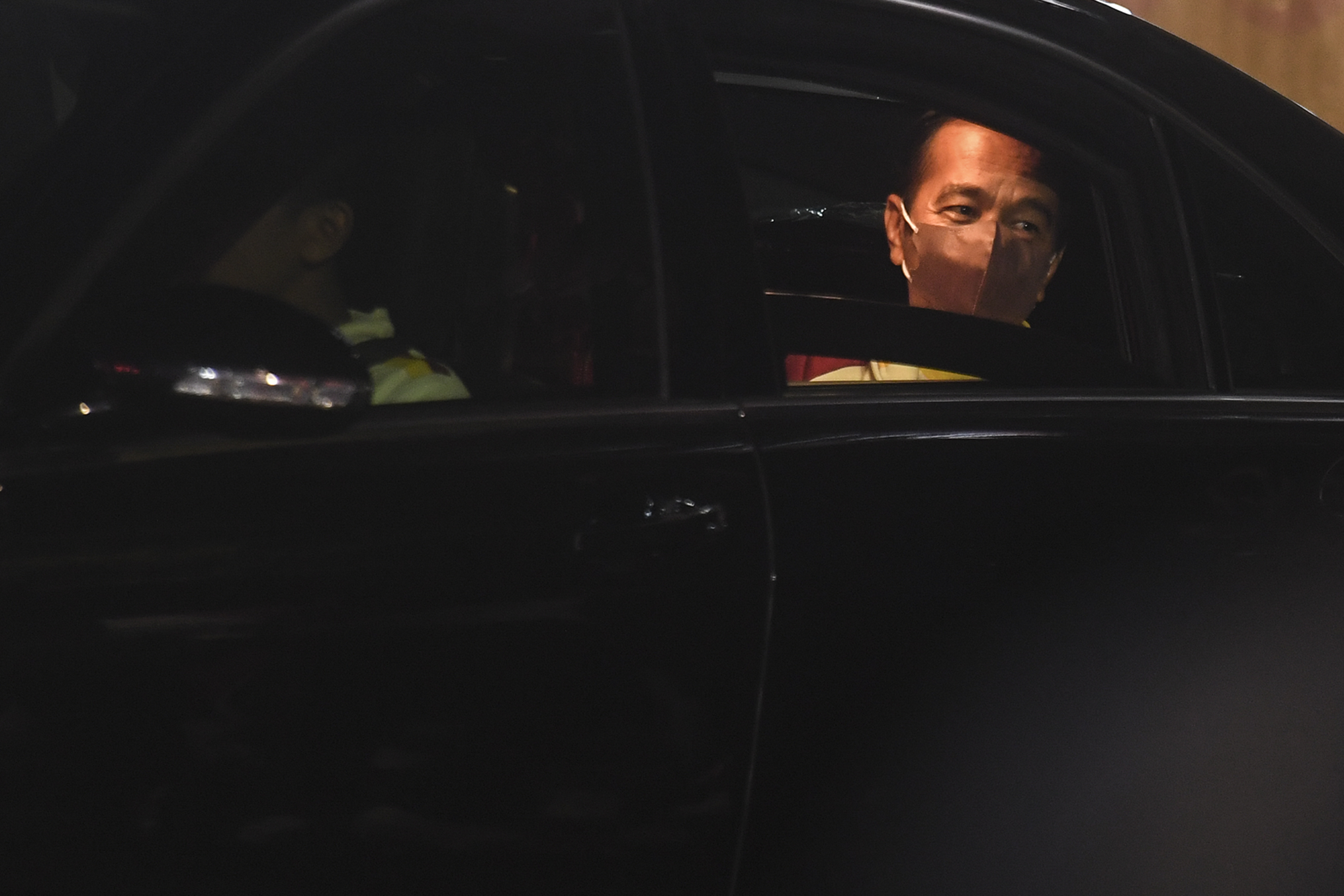 Presiden Joko Widodo di dalam mobil seusai menghadiri ASEAN Para Games 2022.