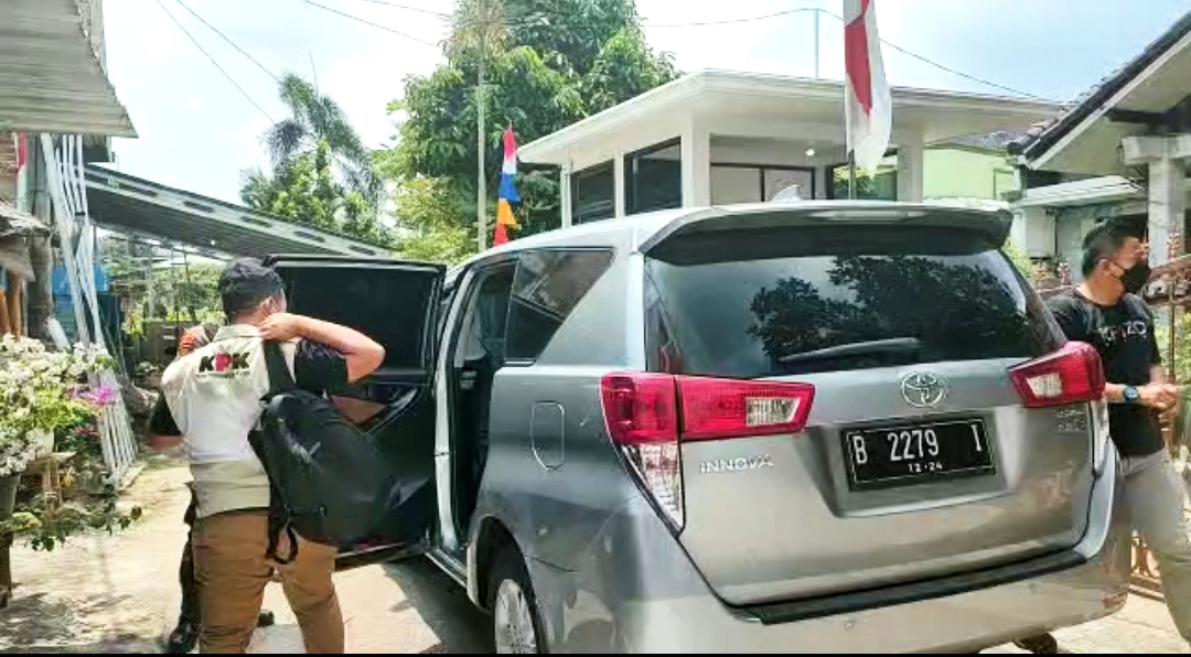 Penyidik KPK membawa sejumlah barang dari salah satu rumah tersangka suap Karomani, di di jalan Sultan Haji Gang Dahlia, Kedaton, Bandar Lam