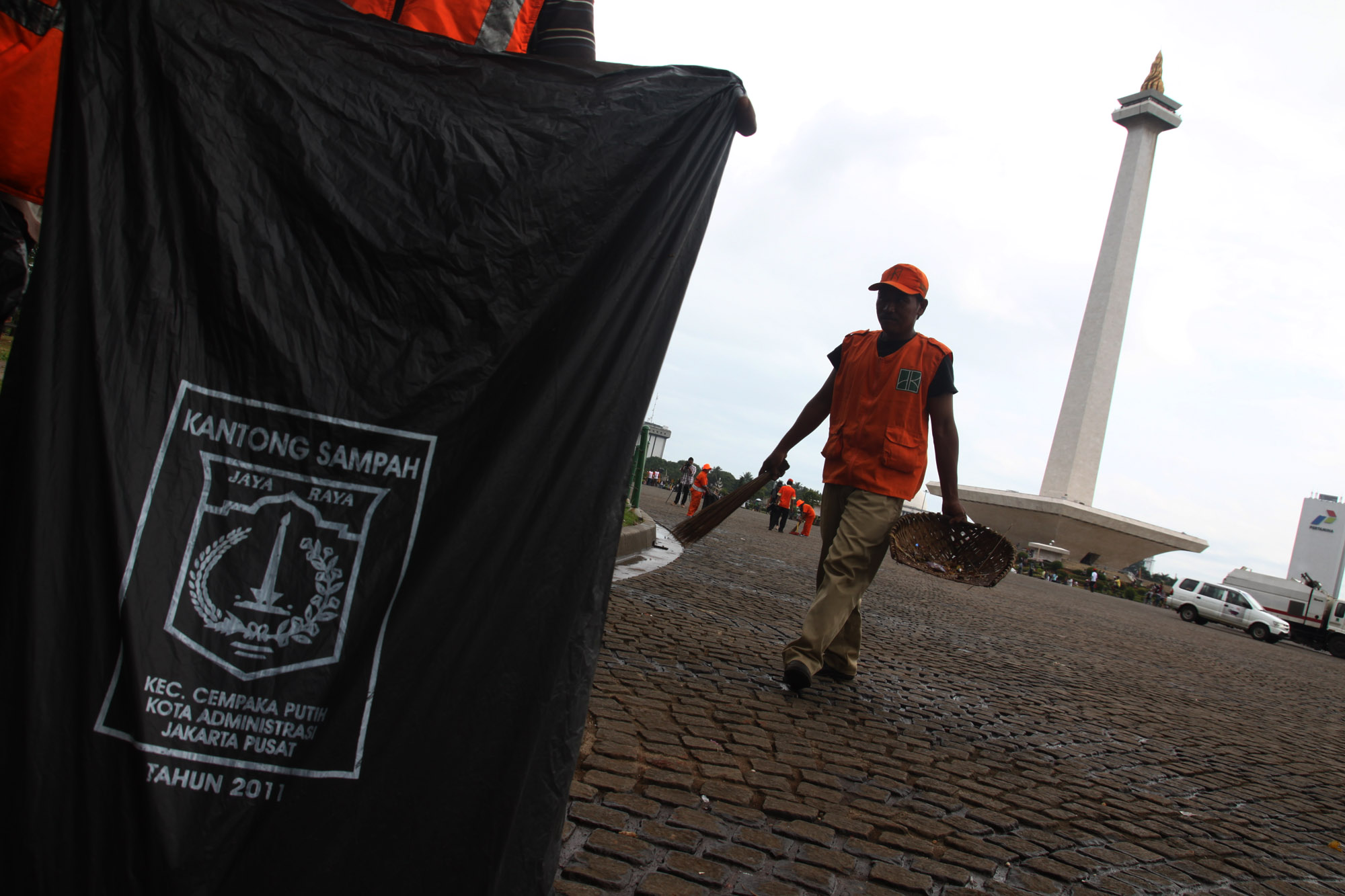 ilustrasi bersih-bersih kawasan Monas