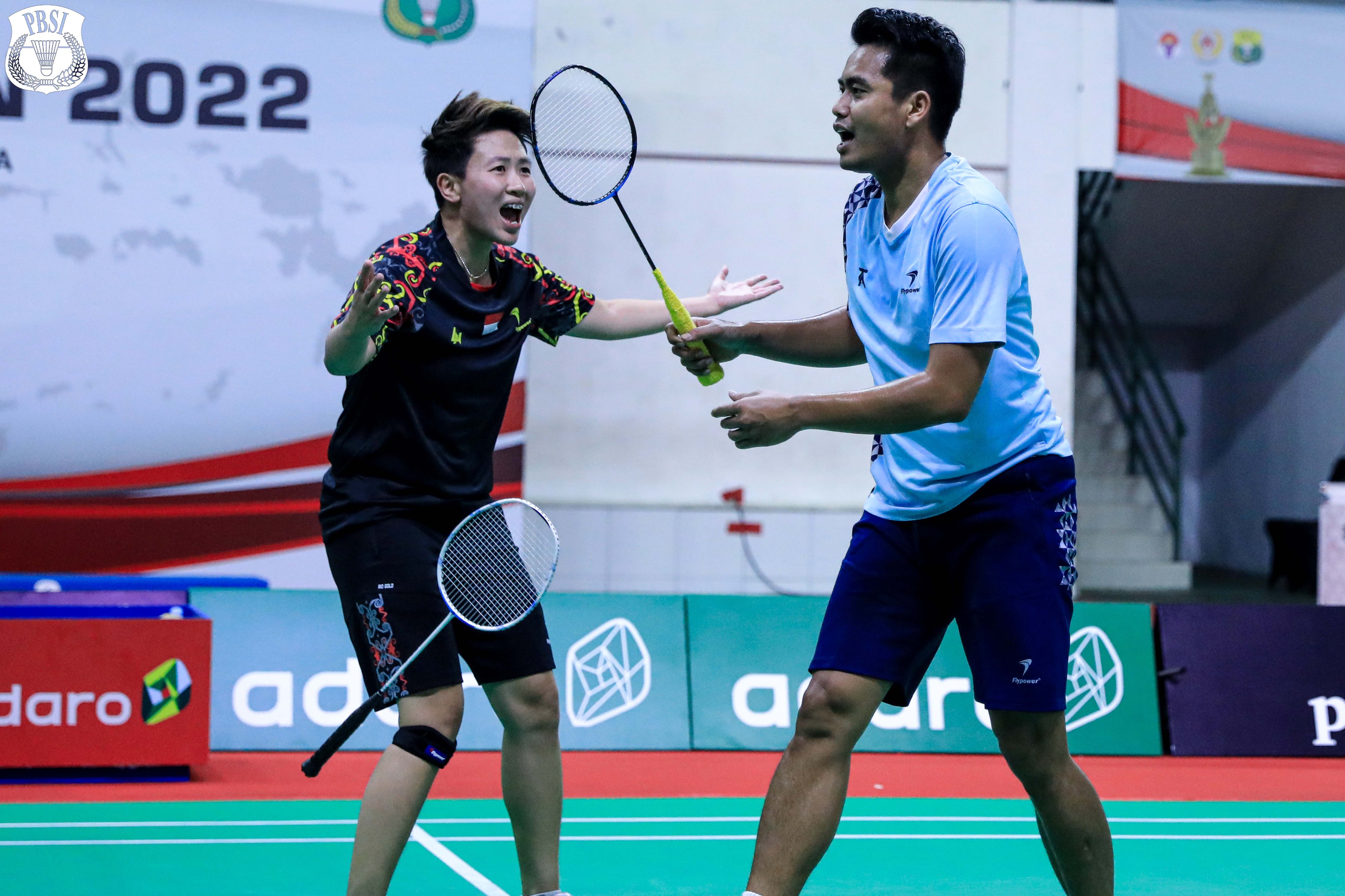 Ganda campuran Tontowi Ahmad dan Liliyana Natsir saat tampil di laga eksebisi di ajang Piala Presiden