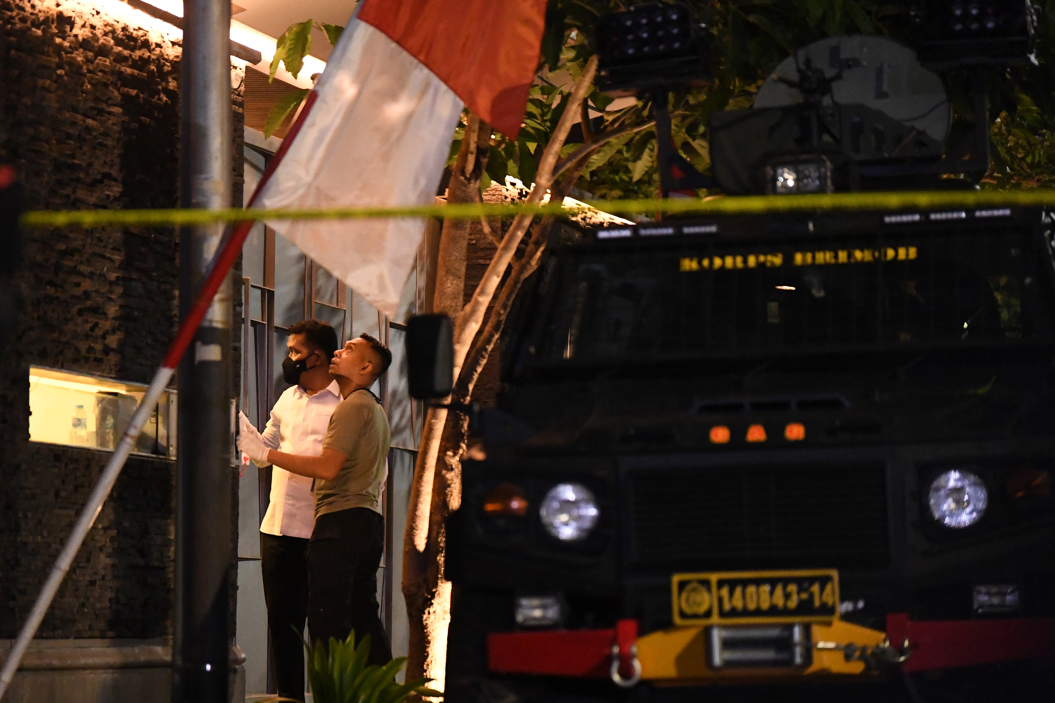 Anggota polisi berada di kediaman pribadi mantan Kadiv Propam Polri Irjen Ferdy Sambo.