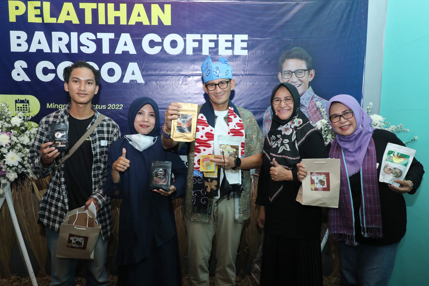 Menparekraf Sandiaga Uno menghadiri pelatihan barista kopi dan cokelat di Jember, Jawa Timur yang diikuti ratusan peserta.