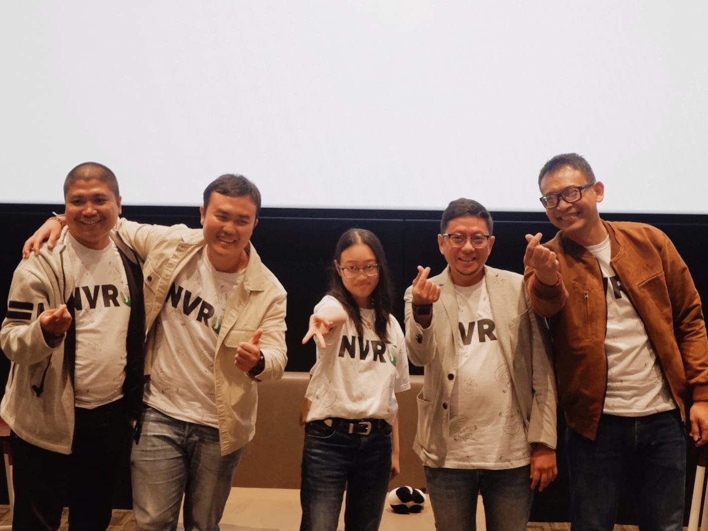 Kebiasaan membuang sampah pada tempatnya ternyata lebih terkait dengan kecerdasan/kematang­an karakter, bukan kecerdasan akademis.