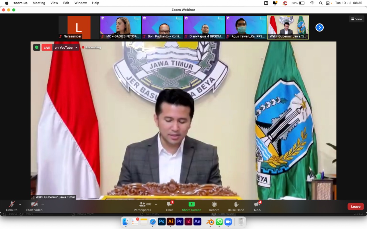 Wagub Jatim Emil Elistianto Dardak saat membuka pelatihan literasi digital bagi ASN Jatim