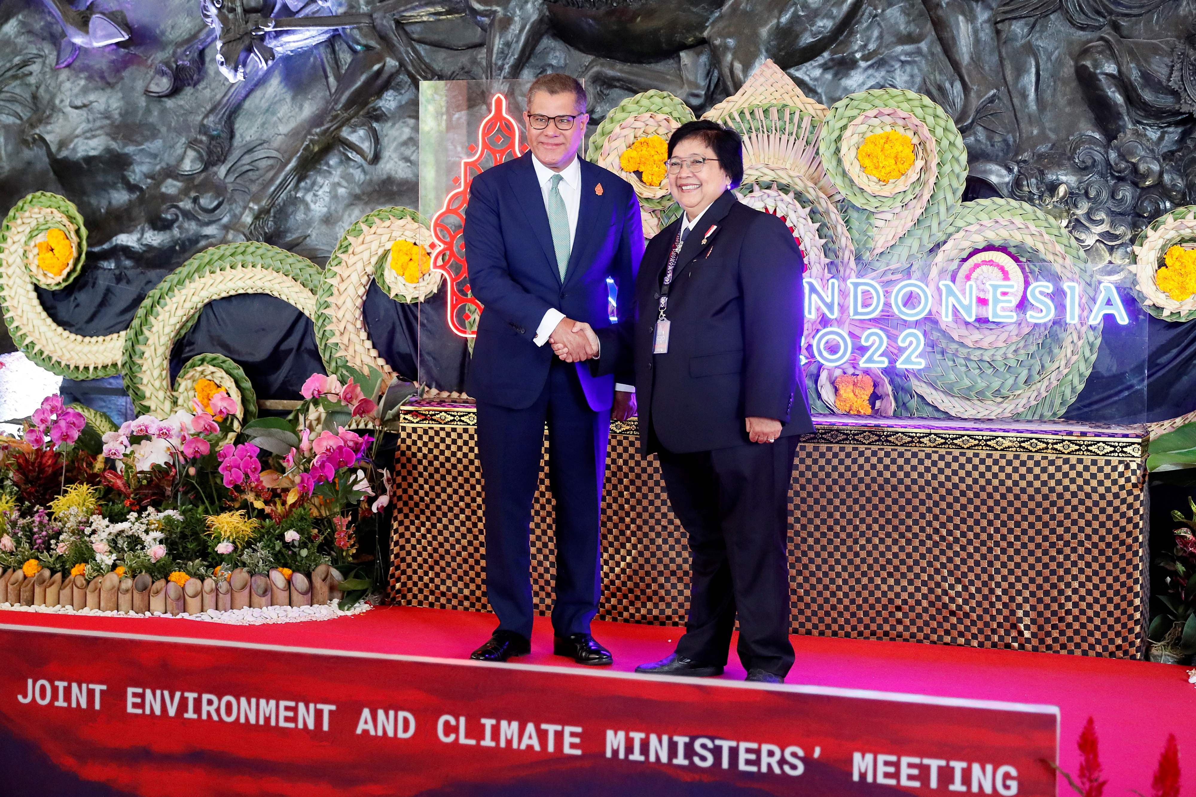 Menteri LHK Siti Nurbaya (kanan) berjabat tangan dengan Presiden COP26 Alok Sharma dalam pertemuan JECMM di Bali, Rabu (31/8).