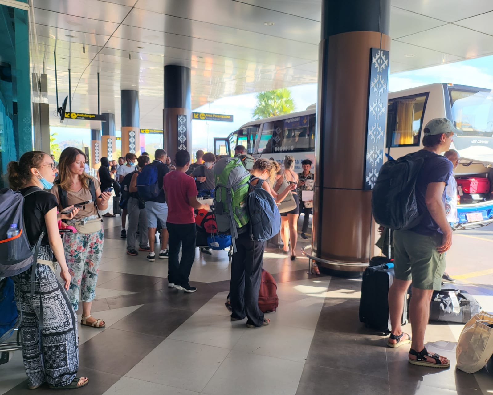 Sejumlah wisatawan mancanegera tiba di Bandara Internasional Komodo, Labuan Bajo, NTT, Rabu (3/8). 