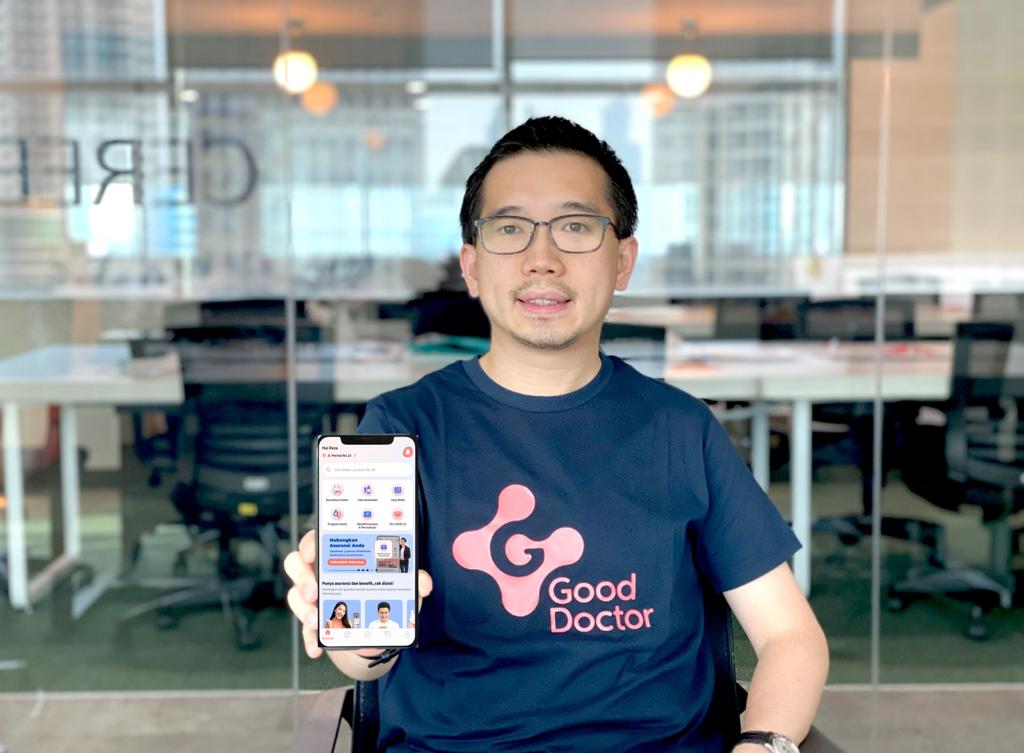 Managing Director PT Good Doctor Technology Indonesia, Danu Wicaksana, menunjukkan aplikasi Good Doctor pada smartphone.