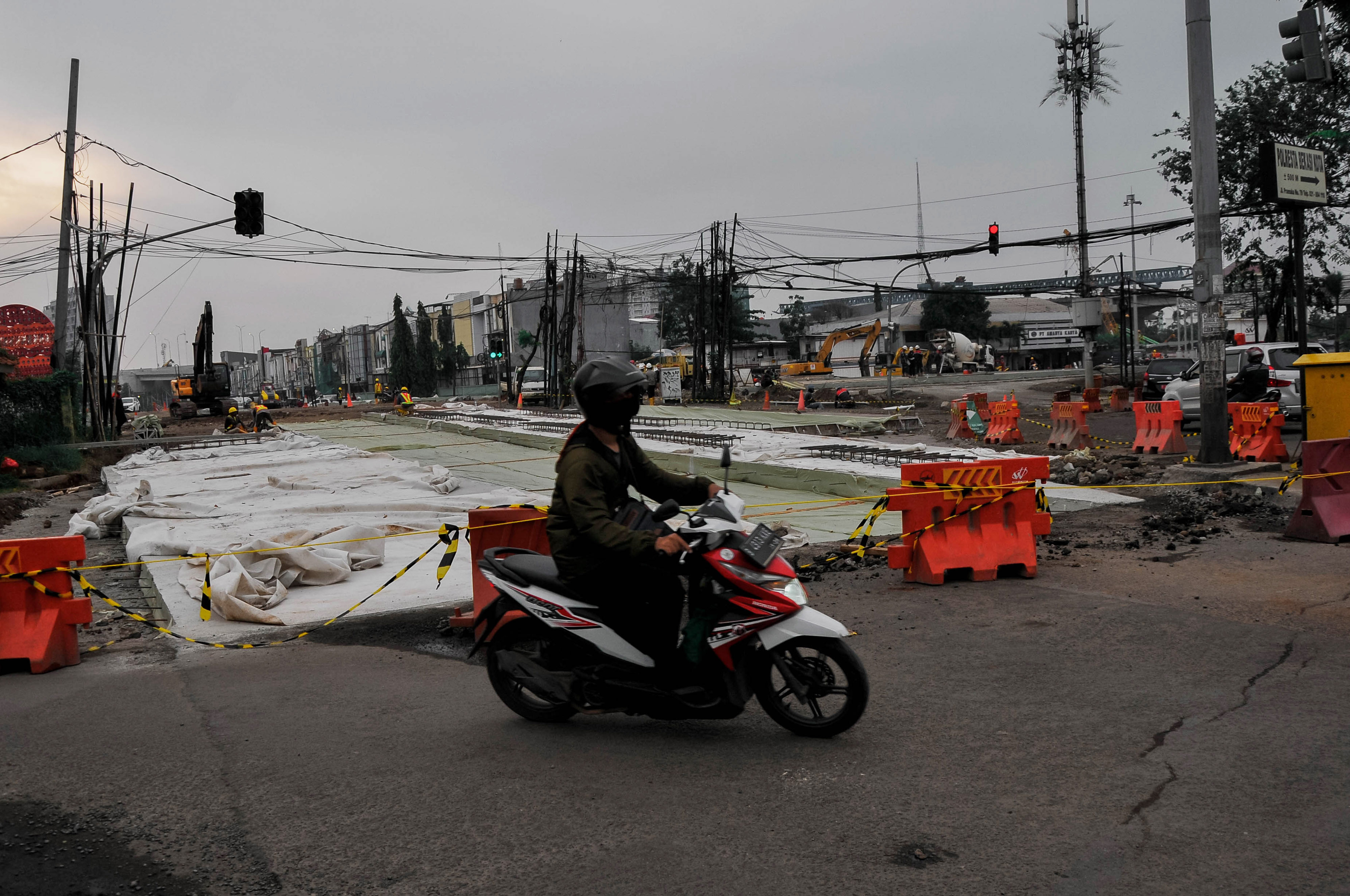 Pembangunan jalan di salah satu ruas di Kota Bekasi