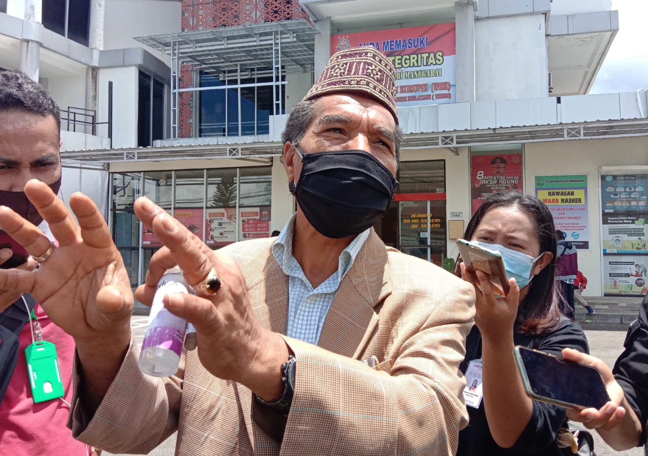 Mantan Bupati Manggarai Timur, Yoseph Tote, usai diperiksa jaksa di Kejari Manggrai pada Rabu, 17 Februari 2021 lalu.