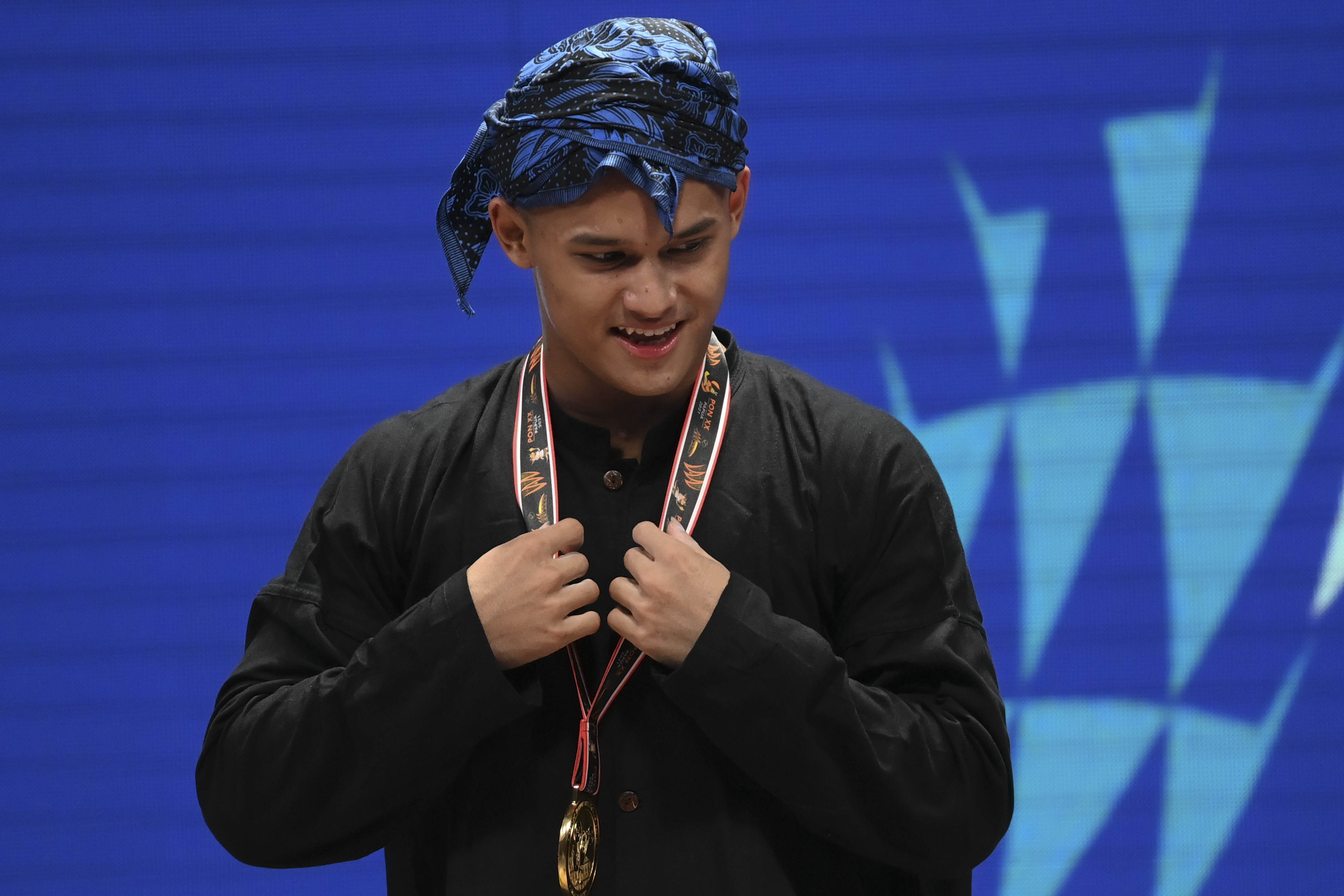 Lifter muda asal Banten Rizky Juniansyah mengharumkan nama Indonesia dengan meraih tiga medali emas ajang ISG 2021 di Turki.