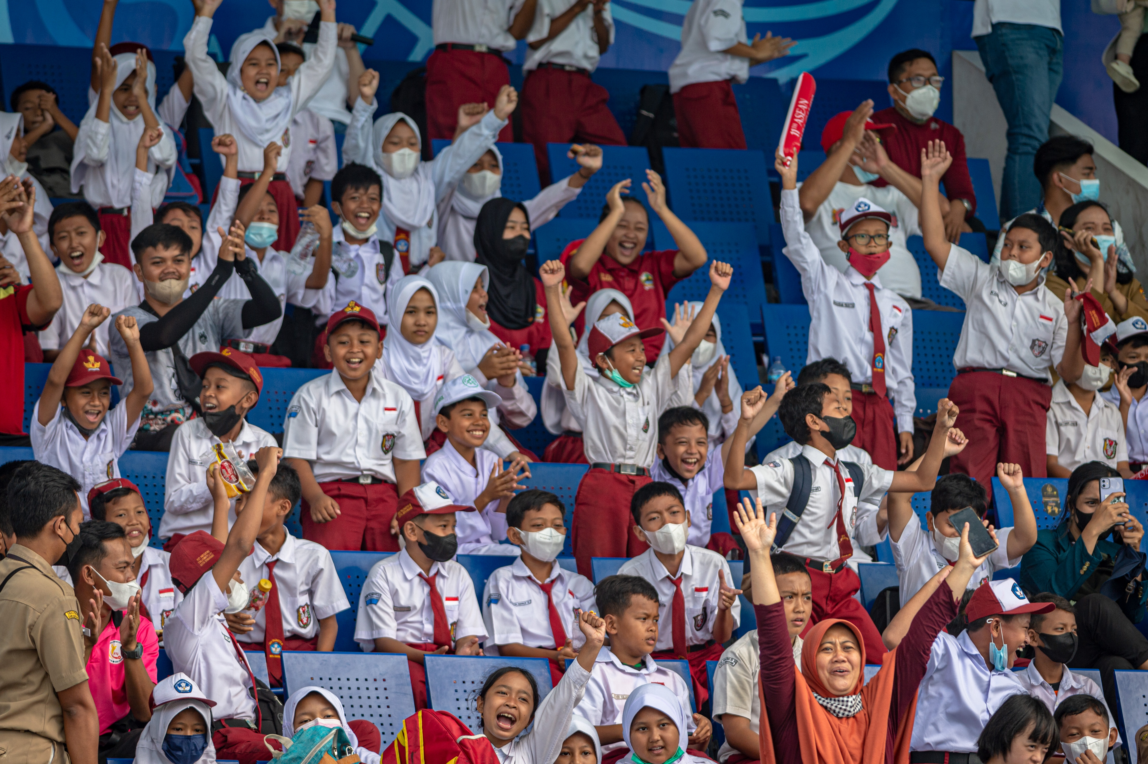 Sejumlah penonton menyaksikan pertandingan para renang APG XI 2022 di Stadion Jatidiri Semarang, Jawa Tengah, Senin (1/8).