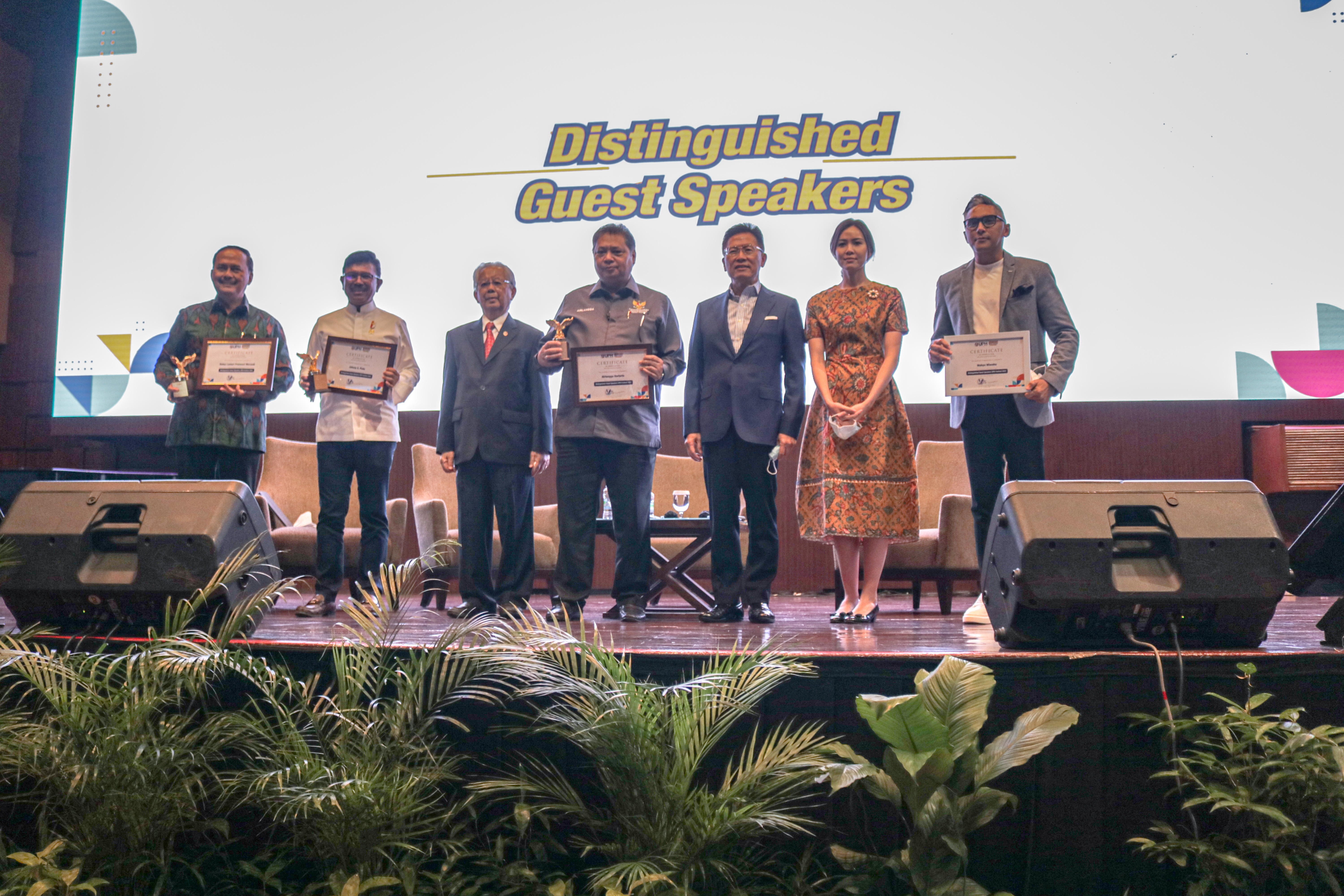 Menko Perekonomian Airlangga Hartarto dan menkominfo Johnny G Plate di UPH Festoval