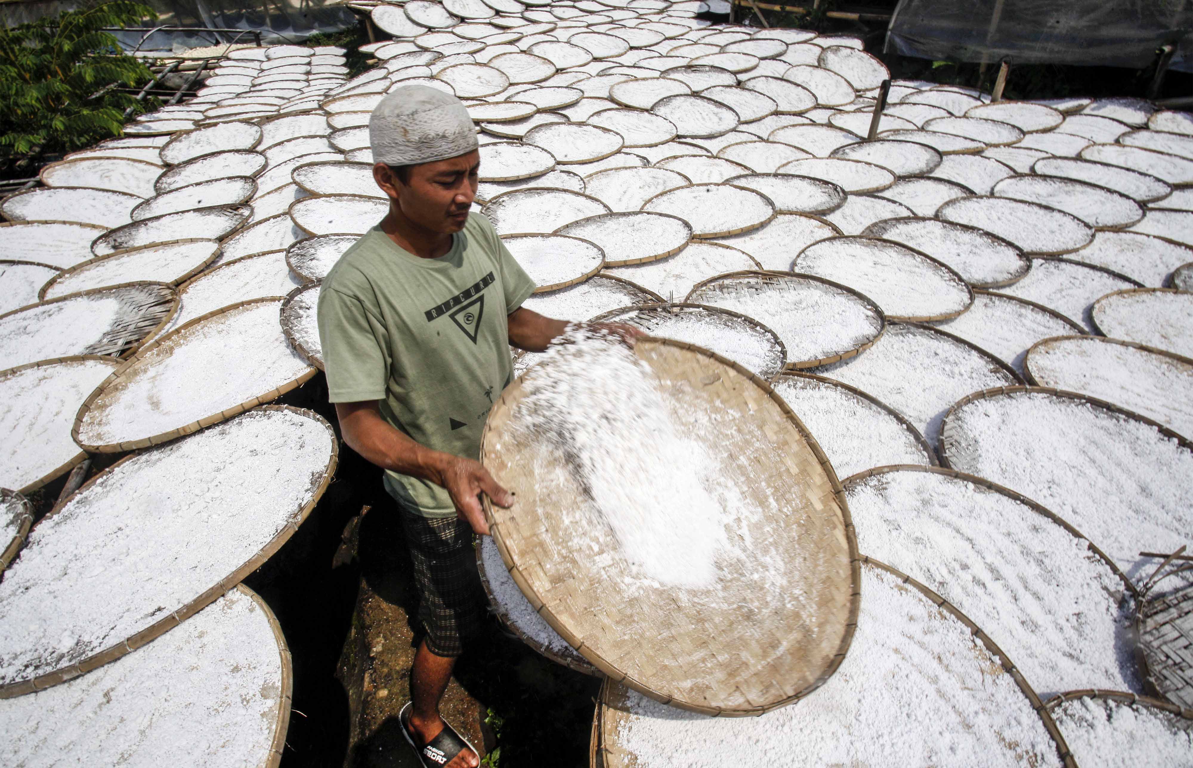 Pekerja menjemur bahan olahan dari singkong yang dibuat menjadi tepung tapioka.