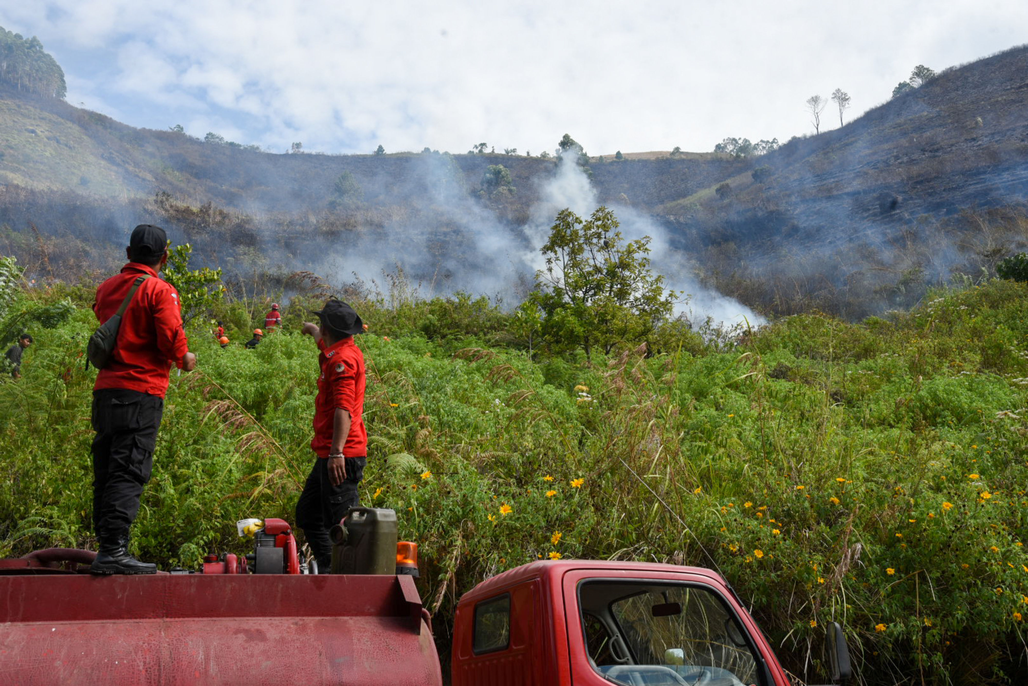 Petugas berusaha memadamkan karhutla di Desa Simulop, Pangururan, Samosir, Sumatra Utara, Senin (8/8).