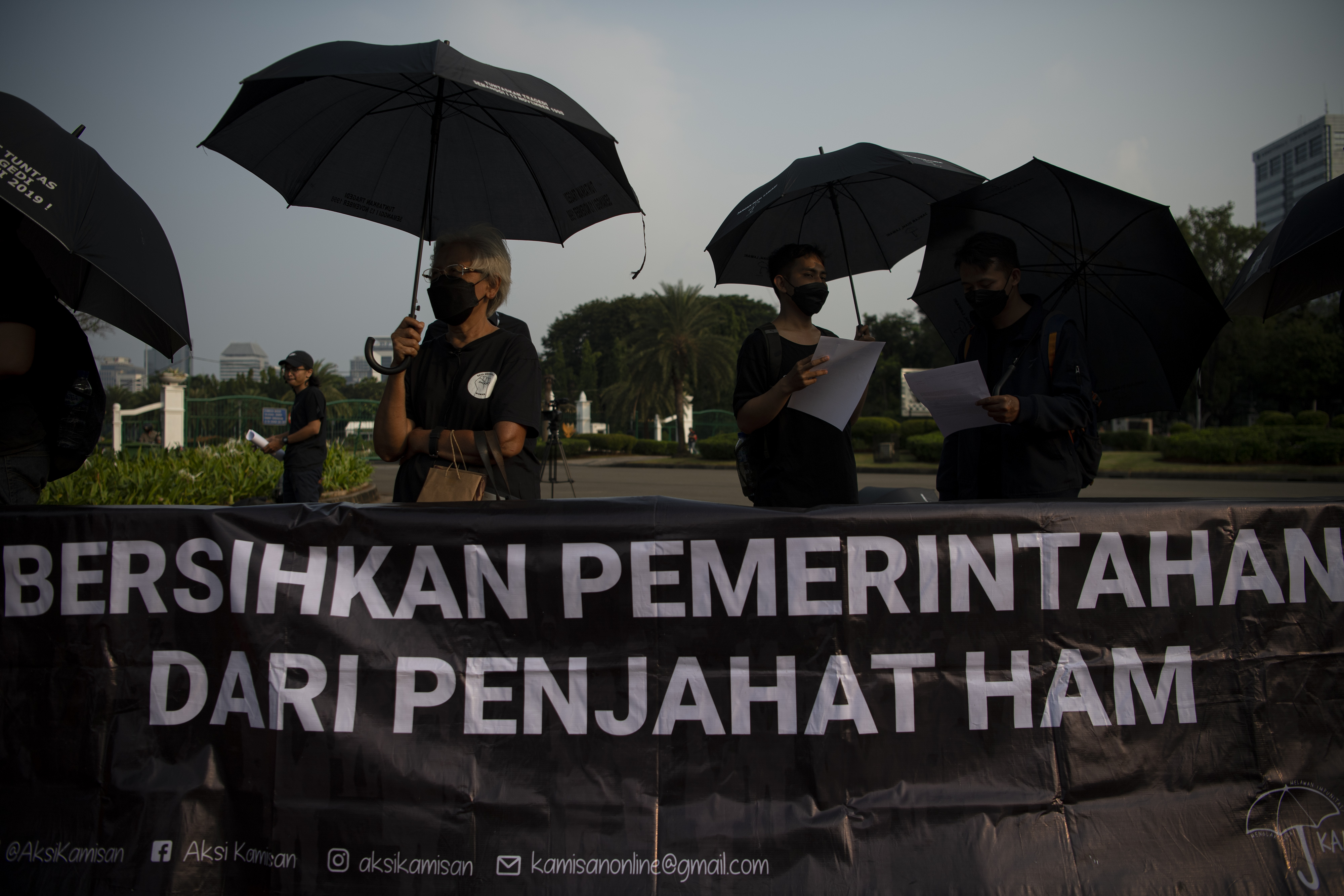 Aktivis melakukan aksi protes terhadap upaya penanganan kasus pelanggaran HAM.