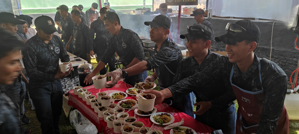 Perwira Kopassus memasak dan melayani para prajurit dalam memperingati HUT Kemerdekaan RI ke 77
