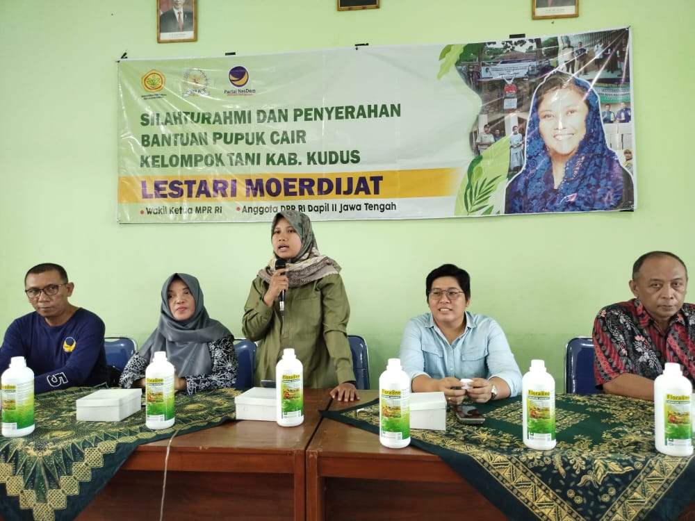 Penyerahan bantuan pupuk cair dari Wakil Ketua MPR RI Lestari Moerdijat kepada petani di Kudus