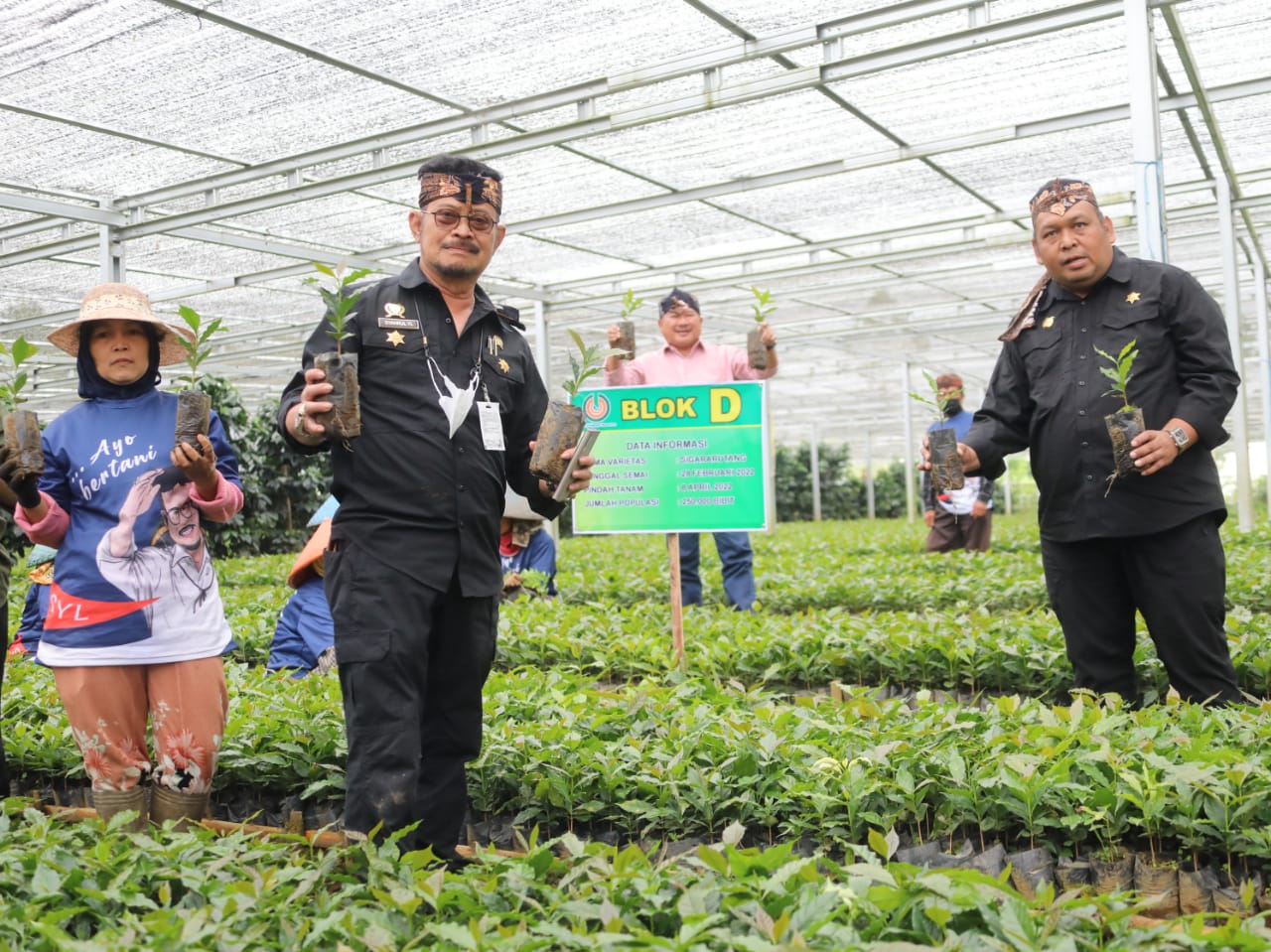 Menteri Pertanian Syahrul Yasin Limpo meninjau nursey bibit kopi di Desa Cikandang, Kecamatan Cikajang, Garut, Minggu, (28/8).