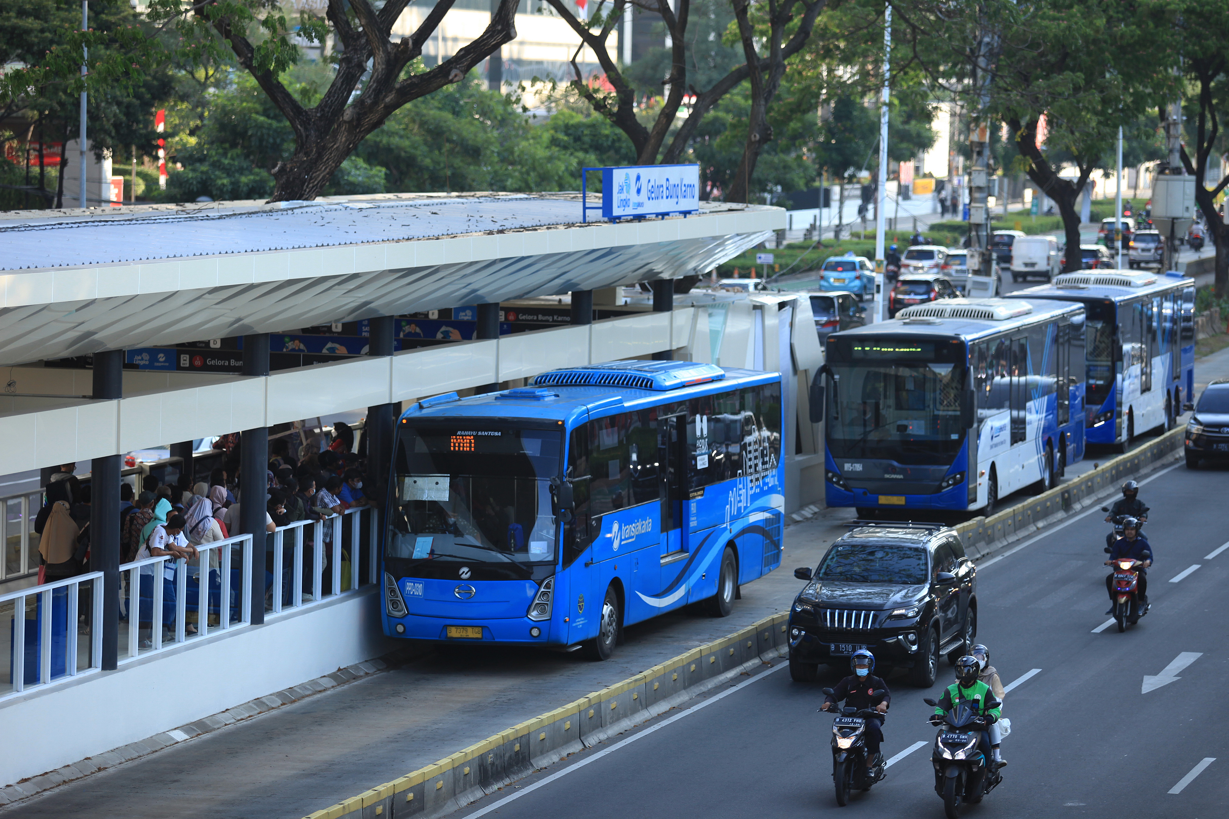 Bus Transjakarta mengambil penumpang di Halte Gelora Bung Karno, Jakarta, Kamis (18/8).