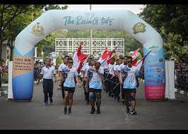  PEDULI SAMPAH: Pelari solo triathlon Muryansyah (tengah) bersama pelari pendukung tiba di Gedung Utama, Mabesal, Cilangkap, Senin (15/8) 