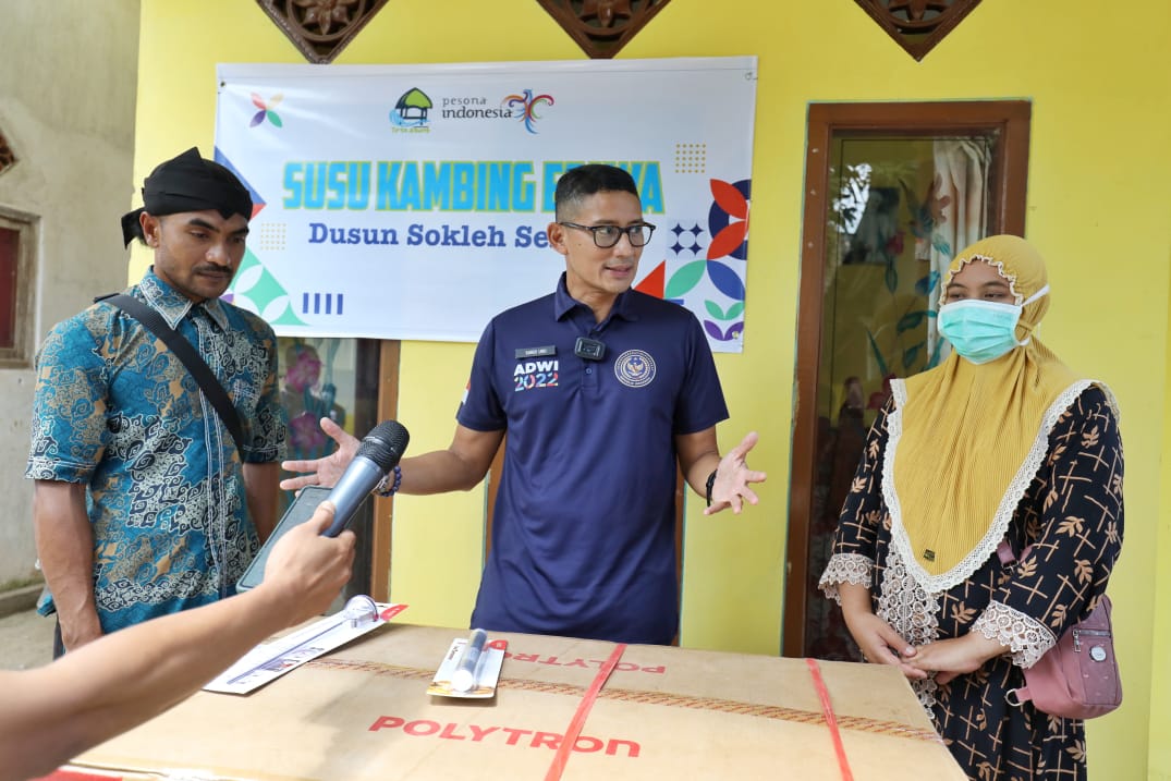 Menparekraf Sandiaga Uno bertemu Efa (30), pegiat susu kambing etawa di Desa Wisata Tirta Agung, Kecamatan Sumberwringin, Kabupaten Bondowo