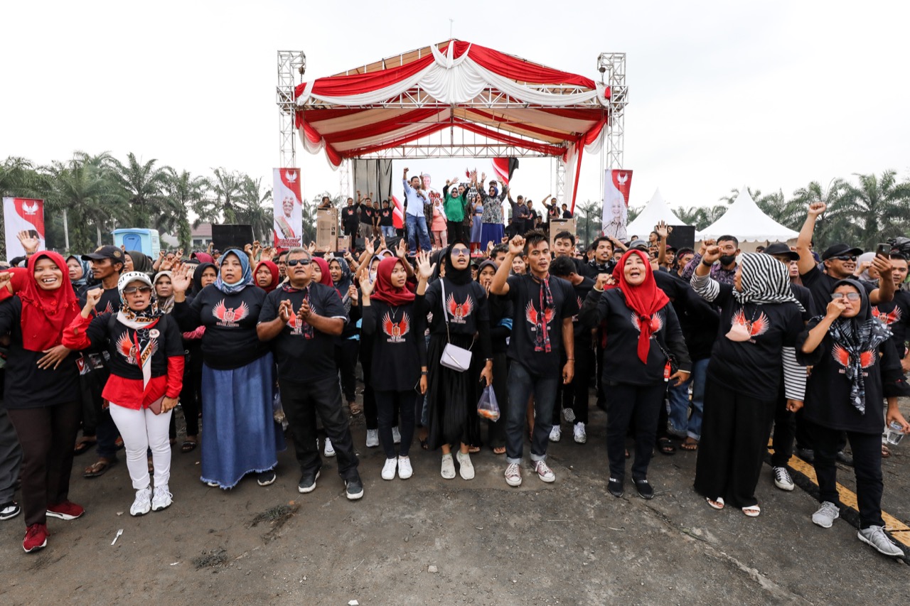 Warga dari berbagai desa di Jambi mendeklarasikan dukungannya kepada Ganjar Pranowo di lapangan Muara Bulian, Pijoan, Kabupaten Muaro Jambi