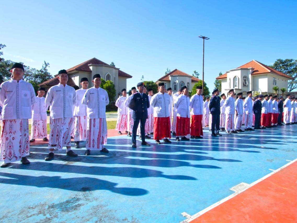 Sarung Edisi Kemerdekaan ini secara spesial digunakan di lebih dari 30 pondok pesantren saat upacara bendera HUT RI ke-77.