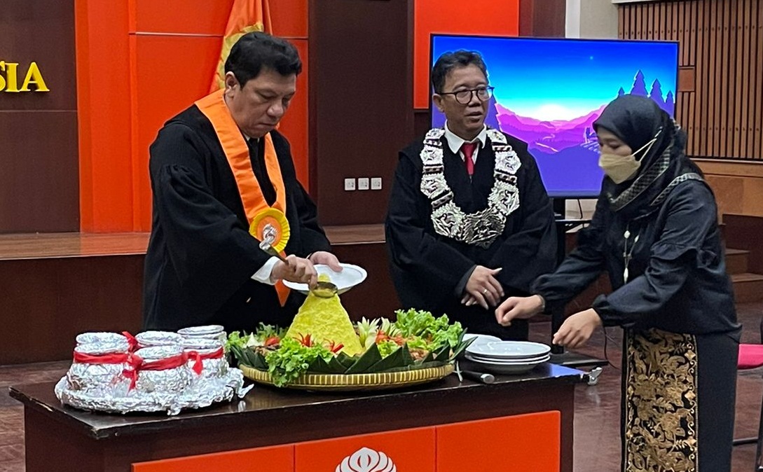 Prof. Dr. Fredy Buhama Lumban Tobing M.Si. (kiri), Dekan Fisip UI Prof. Dr. Semiarto Aji Purwanto (tengah)